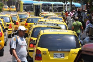 Polémica por cobro de Sayco y Acinpro a taxistas por escuchar música en Bogotá