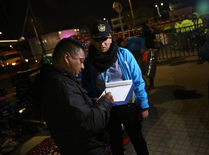 El decreto distrital establecía que el plazo máximo de funcionamiento como zona de transición y aprovechamiento no podía exceder los dos años. No obstante, las carpas, en las que se ofrecían prendas de vestir, accesorios para celular, calzado, frutas y verduras, confitería, libros, entre otras, permanecían allí. Durante la intervención, además, las autoridades distritales encontraron alimentos que no cumplían con las normas básicas de salubridad. Entre otras, se hallaron moscas y roedores. Previo al operativo de recuperación, el Instituto para la Economía Social (Ipes) caracterizó a un total de 20 vendedores informales (10 hombres y 10 mujeres) que ofrecían los productos en las carpas. De estos, seis aceptaron las ofertas del Distrito para mejorar su calidad de vida. Entre ellos, Wilson Ariza Ruíz, un vendedor santandereano, dedicado durante una década a la venta cubrelechos, cobijas y almohadas en este punto de Bogotá y quien recibió capacitaciones por parte del Ipes, durante las últimas semanas. “He trabajado un largo tiempo. Hoy me permitieron retirar mis mercancías porque se cumplió el límite. Estoy agradecido con la Alcaldía, desde ahora debo mirar un nuevo rumbo, que espero sea el mejor para todos”, dijo. Estos vendedores informales podrán acceder a puntos comerciales, otra de las alternativas del Distrito. Actualmente, hay 33 en locales, cafeterías y otros espacios de la capital. Cabe resaltar que ninguno de los vendedores informales tiene un índice de vulnerabilidad alta. En esta recuperación integral del espacio público participaron las Secretarías de Gobierno y Seguridad, Convivencia y Justicia, la Defensoría del Espacio Público, la Alcaldía Local de Kennedy y el Ipes. Contó con el acompañamiento de la Policía Metropolitana de Bogotá y la veeduría permanente de la Personería de Bogotá.