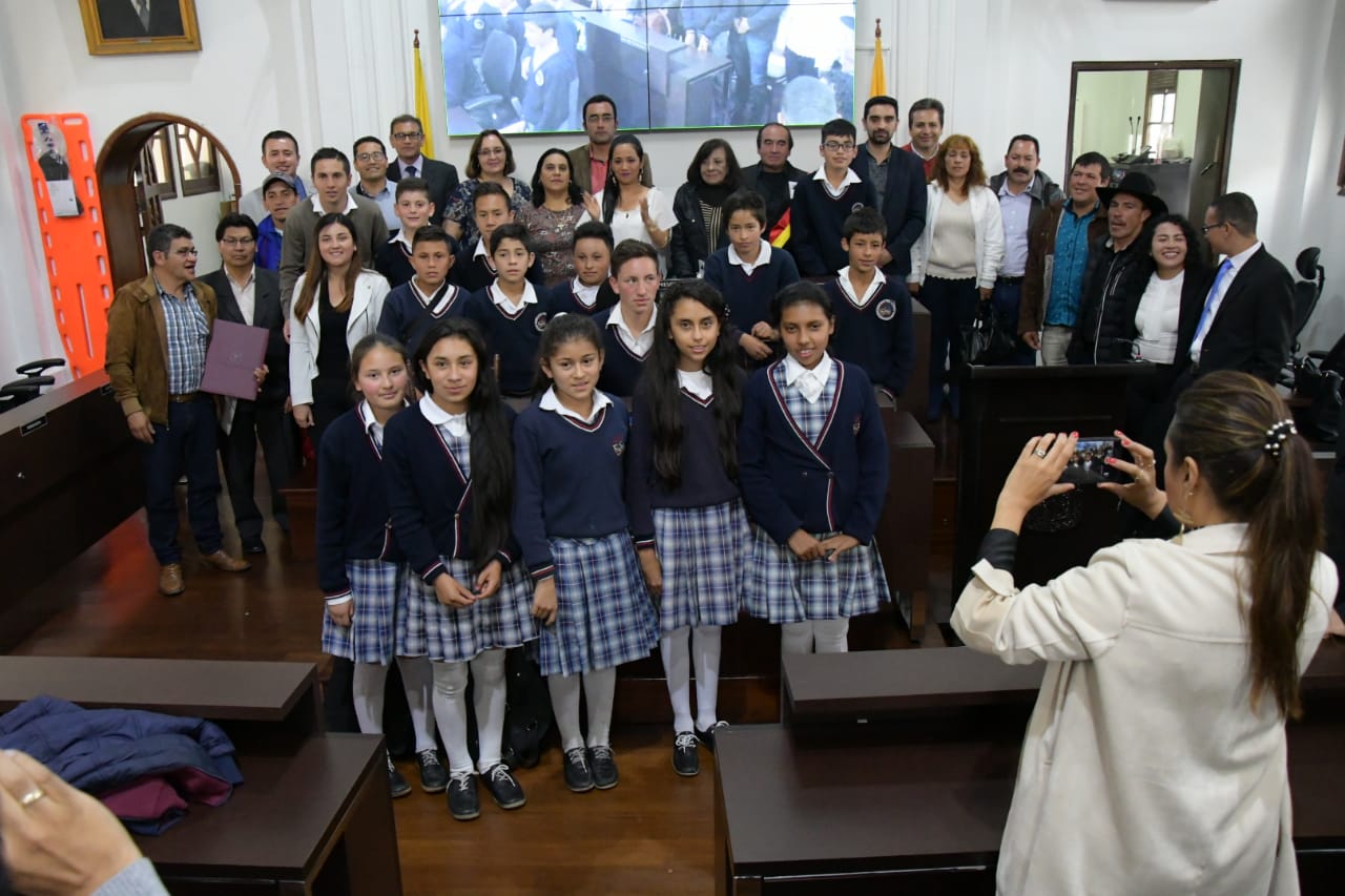 Condecoración al Colegio Juan de la Cruz Varela en el Concejo de Bogotá