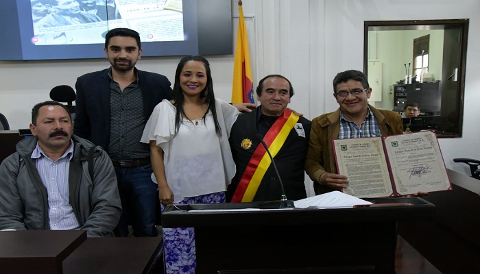 Condecoración al Colegio Juan de la Cruz Varela en el Concejo de Bogotá