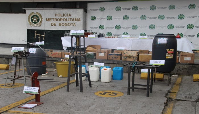 Policía puso al descubierto una fábrica clandestina de licor adulterado al sur de la ciudad
