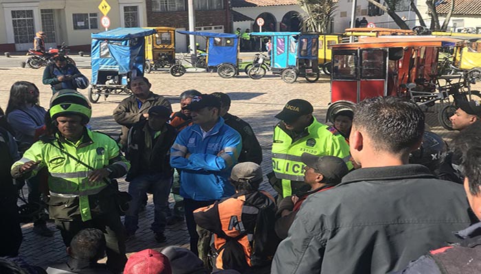 A esta hora el alcalde de Suba Nedil Arnulfo Santiago escucha a conductores de bicitaxis y motociclistas