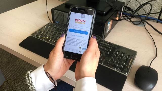 A partir de ahora, descargando la aplicación móvil ‘Bogotá Trabaja’, quienes estén buscando un empleo podrán consultar y postularse de manera gratuita a las vacantes que ofrecen alrededor de 1.200 empresas privadas vinculadas a la Agencia Pública de Empleo del Distrito. Para acceder a la App ‘Bogotá Trabaja’, creada por la Administración de Enrique Peñalosa, es necesario descargarla en Google Play o App Store y registrar en el perfil los datos personales, información educativa y experiencia laboral. “Hemos diseñado esta aplicación para que sea consultada en tiempo real y desde cualquier lugar, ahorrando así tiempo y dinero en desplazamiento”, señala Juan Miguel Durán Prieto, secretario Distrital de Desarrollo. En la App también se podrán consultar cursos de formación, eventos, actividades, ferias y las rutas de empleo organizadas por la Secretaría Distrital de Desarrollo Económico a través de su Agencia Pública de Empleo Bogotá Trabaja. “Invito a los ciudadanos a descargar ‘Bogotá Trabaja’ y a postularse a las vacantes que se adapten a sus necesidades y perfil laboral”, puntualizó Durán. En lo corrido de la presente Administración, 3.097 personas se han vinculado laboralmente a una empresa, a través de la Agencia Pública de Empleo del Distrito.