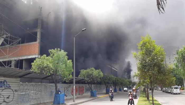 Incendio en centro comercial El Edén en la localidad de Puente Aranda en Bogotá