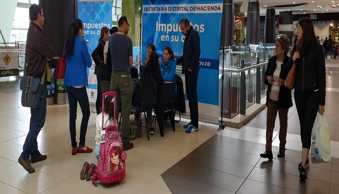 541 contribuyentes atiende Dirección de Impuestos de Bogotá en centros comerciales