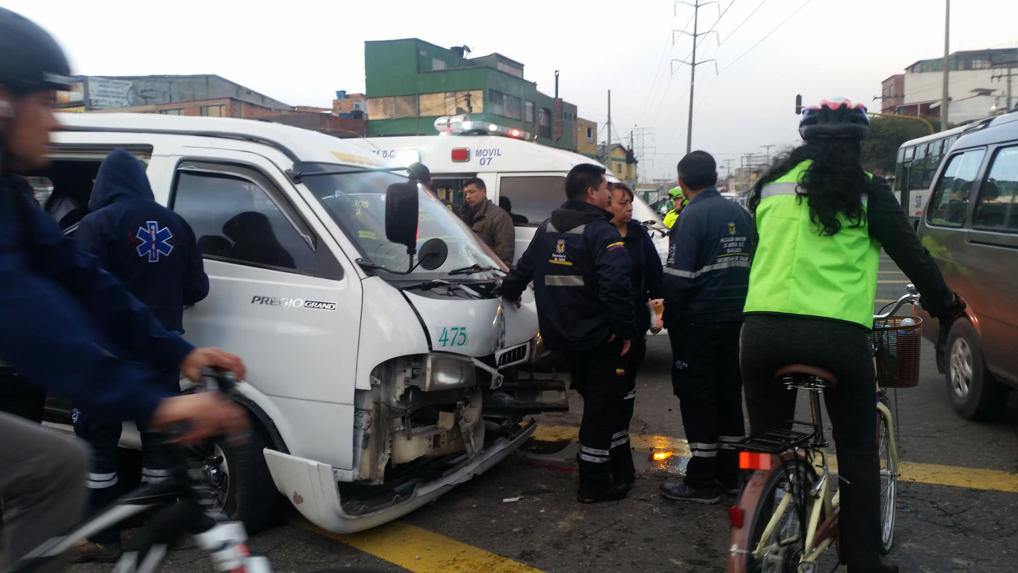 Accidente de transito deja 13 personas lesionadas entre una ruta escolar y motocicleta en el sur de Bogotá