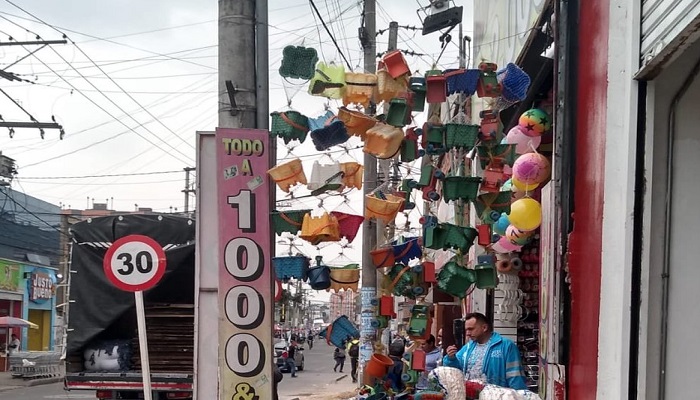 Control a establecimientos que invaden espacio público y contaminan visualmente; cinco cierres sobre la carrera 91