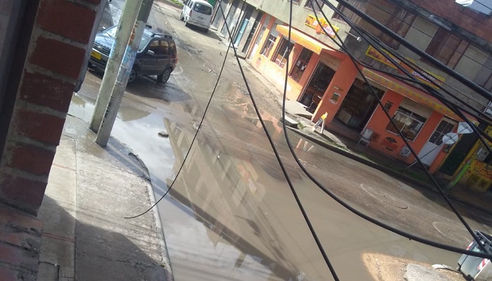 En Suba Toscana, graves inundaciones perjudican a la gente, Acueducto no interviene porque el problema se origina por la falta de pavimentación de andenes