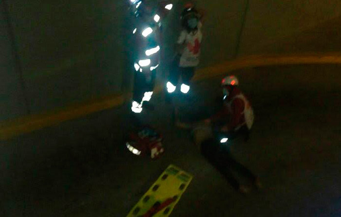Un joven de 20 años se lanzó desde un tercer piso con su hermana de año y medio en el sector de Kennedy