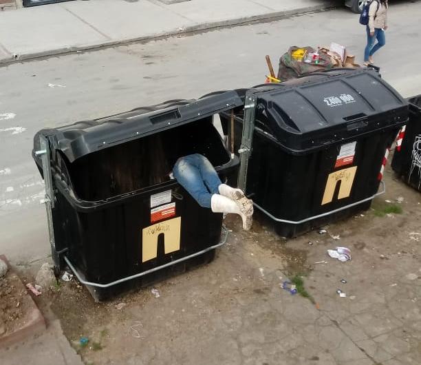 Indigentes, suciedad y consumo de drogas; problemáticas que originan los contenedores de basura en barrio Las Flores de Suba
