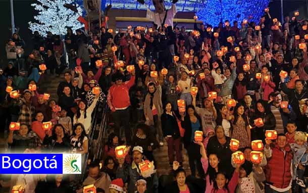 Así se celebraron los Carnavales de TransMiCable en Ciudad BolívarEste 7 de diciembre se celebró el primer año de la llegada del primer cable aéreo de Bogotá con presentaciones artísticas de los colectivos ganadores de los Carnavales TransMiCable en las estaciones Juan Pablo II, Manitas y Mirador del Paraíso en la localidad de Ciudad Bolívar. La jornada estuvo enmarcada por la noche de velitas, la inauguración del alumbrado navideño de las estaciones, el matrimonio colectivo de 70 parejas y la visita de la Gerente General de TransMilenio María Consuelo Araújo y su familia.