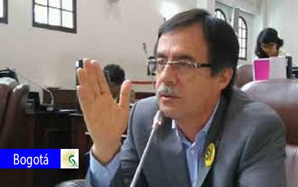 En Suba Alternativa el concejal Celio Nieves del Polo Democrático se refirió a la particular situación que viven los habitantes del sector conocido como “Gavilanes”, en Suba, ante la indefinición que viven actualmente por el limbo en el que entró el Plan de Ordenamiento Territorial. Sin embargo, y a pesar de esa falta de definiciones, el concejal afirmó que el proyecto “Ciudad Río”, en la localidad de Suba, tenía unos enormes riesgos porque se construiría prácticamente en cercanías de la ronda del Río Bogotá, en donde se disminuyó la zona de protección ambiental que estaba en 270 metros, a los límites de la ronda del río. Durante el estudio que hizo el Concejo de Bogotá del Plan de Ordenamiento Territorial que luego fue archivado se puso en evidencia dicha situación, por lo que el concejal aclaró que no es que esté en desacuerdo con desarrollos urbanísticos, sino que se deben hacer con el menor riesgo posible y para ello, hay otros sectores en donde sí se pueden hacer. Agregó Celio Nieves, concejal de Bogotá que primero hay que proteger y garantizar la calidad de vida de quienes viven en la ciudad en todos los barrios con actuaciones permanentes en materia de riesgo que puede haber en algunos territorios como producto de unos estudios rigurosos y complejos para señalar de manera cierta y oportuna donde se pueden consolidar unos barrios. La expectativa en torno a lo que pase con el POT y la situación del sector de Gavilanes en Suba gira en torno a lo que pase esta semana cuando el Concejo oficialice ante el Tribunal Administrativo de Cundinamarca que no asumirá nuevamente la discusión de esa normativa como lo ordenó dicho Tribunal y los efectos de esa negativa del cabildo.