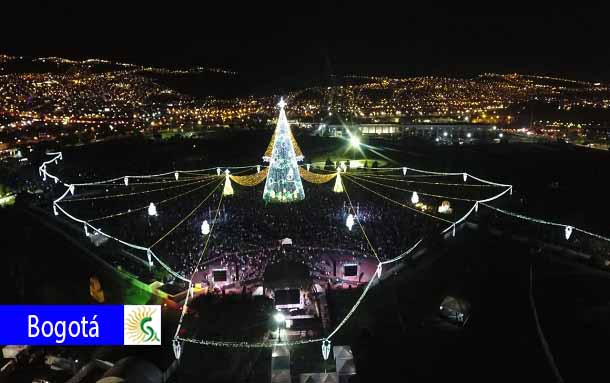 Hoy se prendió el gran árbol de navidad del parque El Tunal en sur de la ciudad