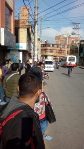 Usuarios de las rutas alimentadoras protesta por mal servicio en el barrio la Toscana