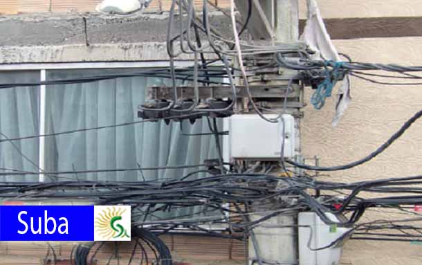 Nudos de cables en postes de la luz genera peligro y contaminación visual en el barrio Bilbao Suba