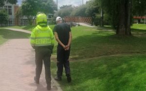 Capturado sujeto consumiendo droga en los alrededores de un colegio en el barrio Mirandela en Suba