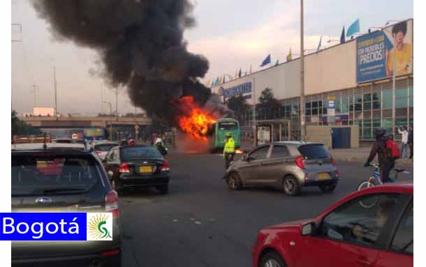 ¡Atención! Bus de servicio público se incendió en la avenida 68 con calle 80