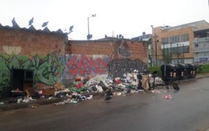 Por desaseo de ciudadanos, los chulos se toman el Salón comunal de Barrio Bilbao