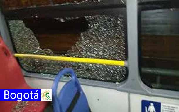 Estaciones y buses del sistema transmilenio fueron vandalizados en el Día de la Mujer en la capital de la república