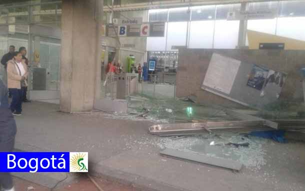 Fuertes vientos arrasaron tejas y ventanales en el portal 20 de julio en el sur de Bogotá