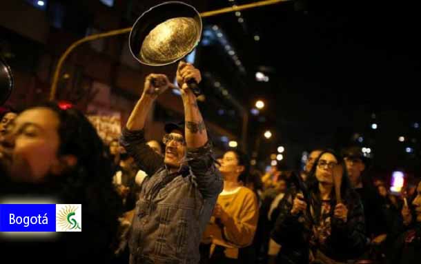 Con cacerolazo, habitantes de sur de Bogotá pidieron ayudas para sobrellevar la cuarentena, dos policía heridos