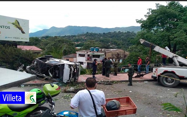 Aparatoso accidente en Villeta: Un camión se volcó sobre unas viviendas y arrolló un colectivo a su paso