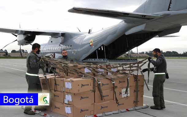 Fuerza Aérea Colombiana CATAM transporta kits escolares a Guainía