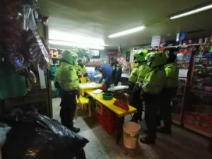 Comercio local de Suba bajo control de las autoridades previo a la cuarentena estricta que inicia el próximo viernes 31 de julio