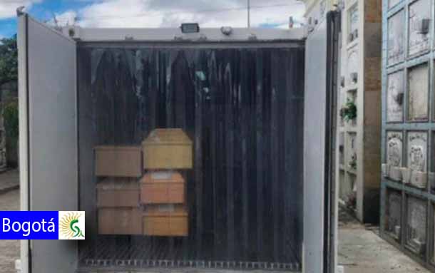 En Bogotá empiezan a ser almacenados en contenedores cuerpos de fallecidos.