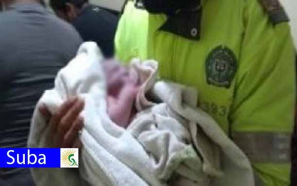 Policía de la Estación de Suba asisten un parto de una mujer, quien dio a luz a una bebita, en buen estado de salud