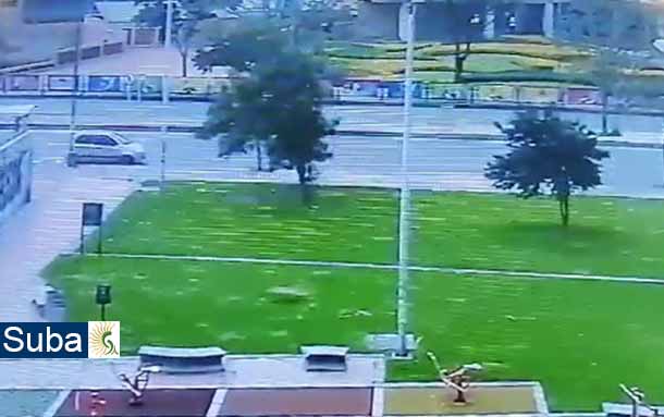 Ladrones en un automóvil atracan a personas que salen a esperar el trasporte público