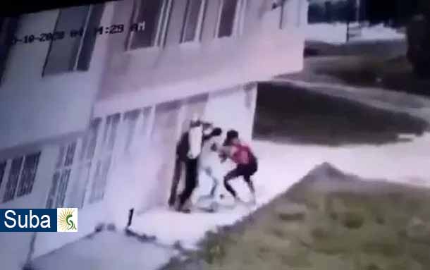 Impactante vídeo muestra como tres hombres ataca a cuchillo a un joven por robarle el celular en Aures 1, Suba