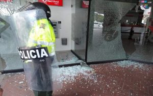 El vandalismo de nuevo rompe la paz de las manifestaciones y protestas de los estudiantes de Bogotá