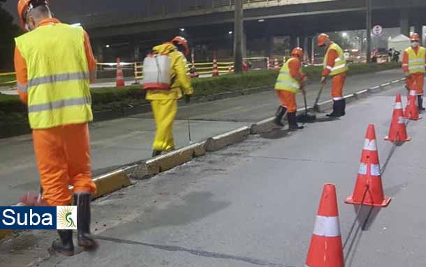 Con el fin de evitar accidentes Aguas de Bogotá hace limpieza de taches en la localidad de Suba