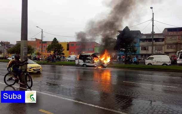 ¡Qué peligro!: vehículo se incendió en plena vía en la avenida Cali con Suba