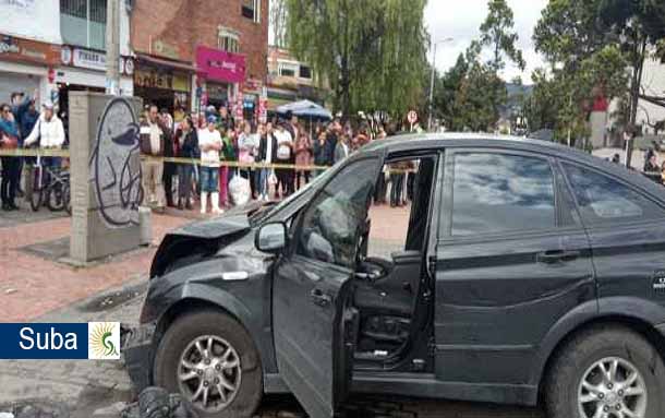 En medio de la lluvia, conductora choca de frente contra un poste y lo derriba en la Avenida Suba frente a Lombardía
