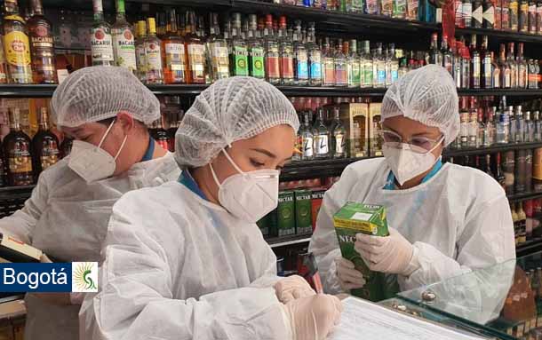 Secretaría de Salud ha decomisado más de tres toneladas de alimentos en mal estado y más de mil botellas de licor que no cumplen los requisitos para su comercialización
