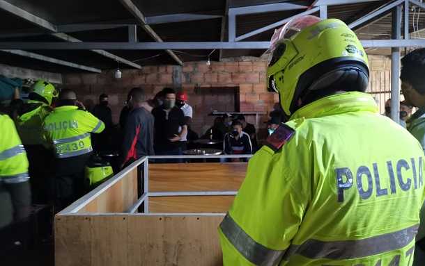 Capturan a 100 personas dentro de una gallera en Lisboa, Suba