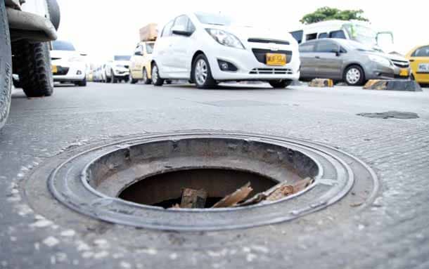 Alcantarilla sin tapa, posible causa de mortal accidente en la vía Bogotá-Choachí