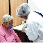 Adultos mayores de 80 años podrán vacunarse en los más de 400 puntos habilitados en Bogotá sin cita previa