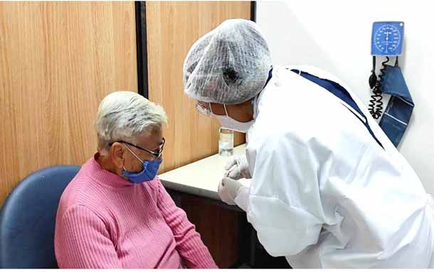 Adultos mayores de 80 años podrán vacunarse en los más de 400 puntos habilitados en Bogotá sin cita previa