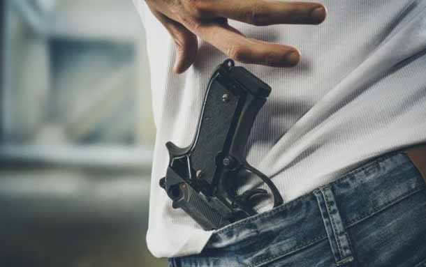 Medida de aseguramiento para dos hombres por porte ilegal de armas en Cali