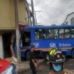 SITP se choca con una casa en Engativá, y deja 3 personas heridas
