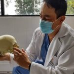 Con sistema 3D médicos del Simón Bolívar implantan prótesis de oreja a un joven