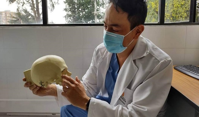 Con sistema 3D médicos del Simón Bolívar implantan prótesis de oreja a un joven