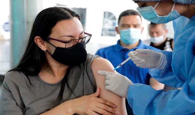 Se reanuda aplicación de segundas dosis de vacunas Pfizer en Bogotá
