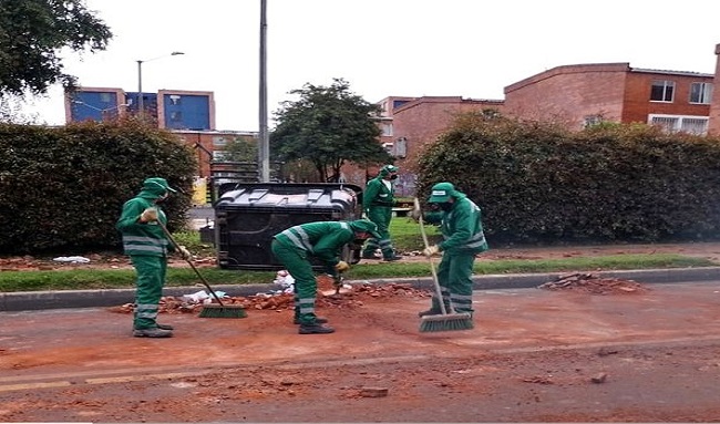 Operarios de aseo realizaron recolección de escombros en Fontanar del Río en Suba