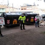 Guardianes ambientales realizan campaña sobre el uso correcto de contenedores en el barrio el Poa en Suba