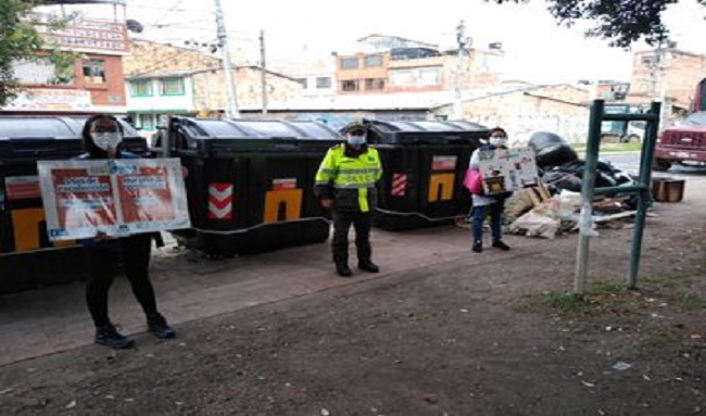 Guardianes ambientales realizan campaña sobre el uso correcto de contenedores en el barrio el Poa en Suba