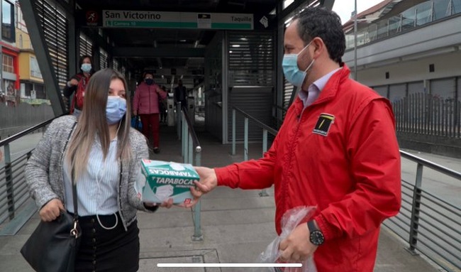 TransMilenio lidera jornada de entrega de tapabocas a usuarios del Sistema